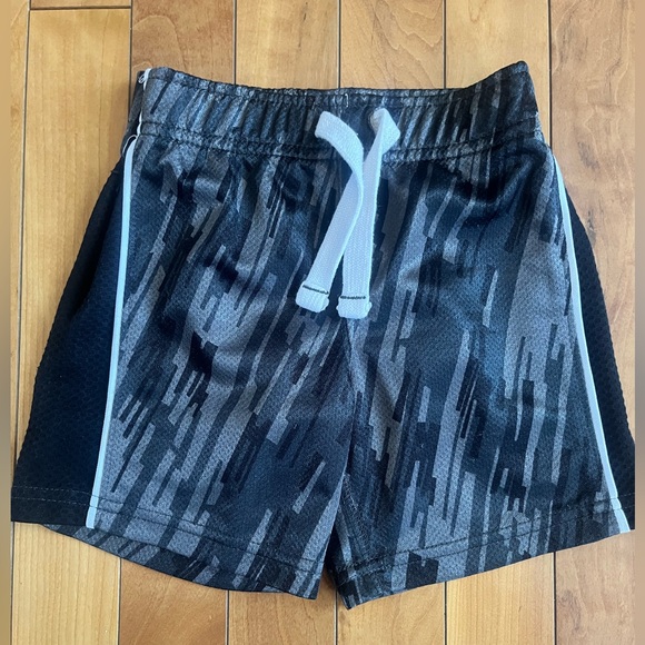 Carter’s active shorts 2T - Picture 1 of 4